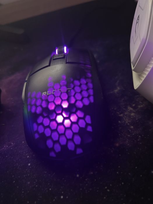 Salutare, vand set complect de gaming.