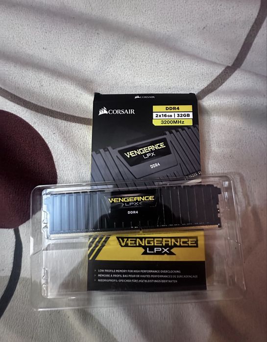 Vand 8gb ram ddr4 3200mhz corsair urgent