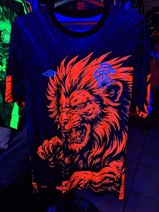 Флуоресцентна футболна фланелка на Глазгоу Рейнджърс!