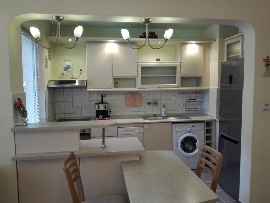 Кухненски шкафове с бар-плот и маса към него