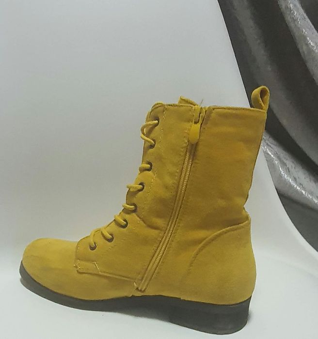 Ghete Galbe Un Plus De Stil  Cu Șireturi Și Fermoar