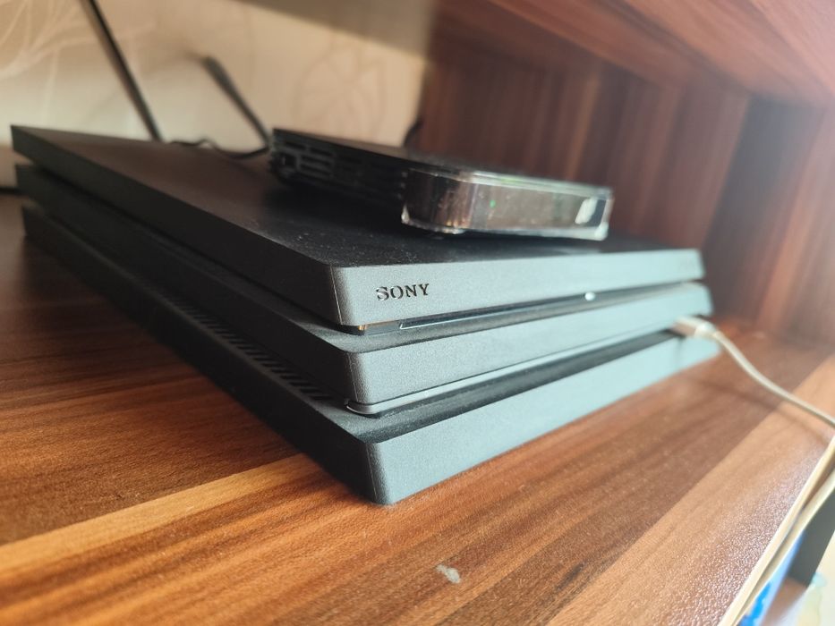 PlayStation 4 Pro + 2 джойстика + FIFA 19