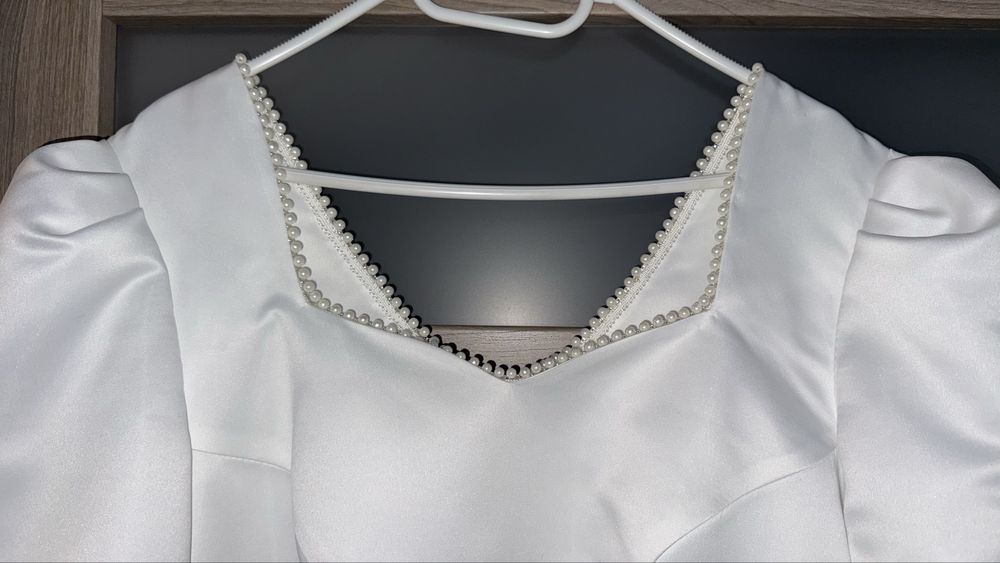 Vand rochie alba,eleganta.