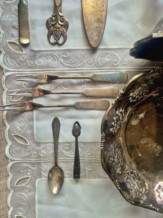 Посребрени прибори и съдове