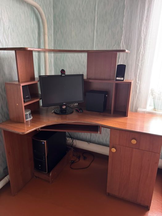 Продам компьютерный стол