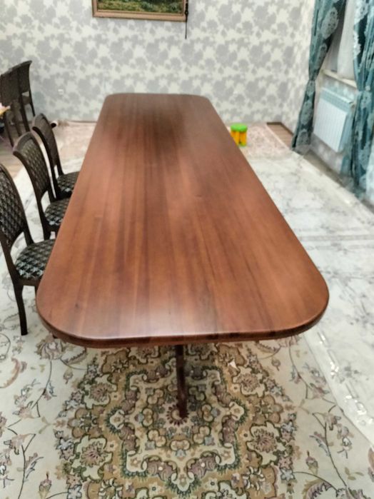 Стол со стульями для гостинной