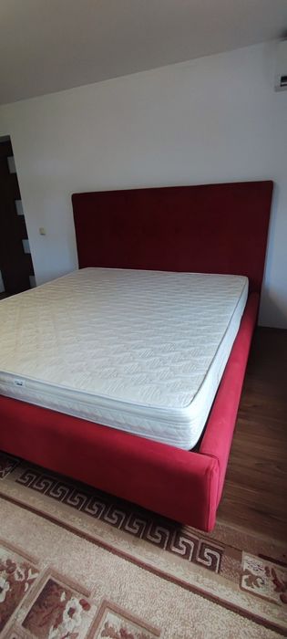 Pat matrimonial tapițat cu somiere din lemn masiv