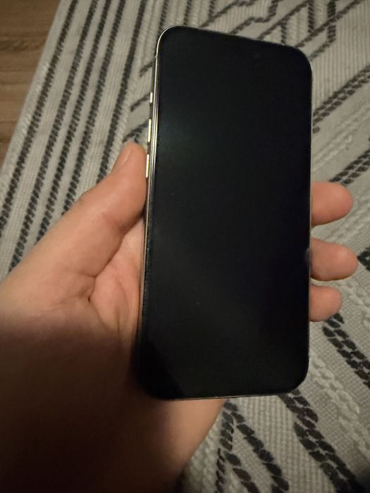 Продавам Iphone 15 pro 256gb