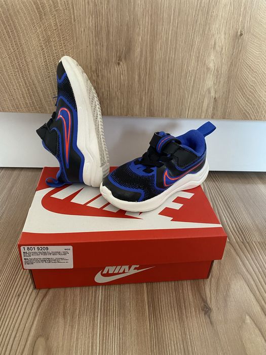 Обувки и маратонки NIKE