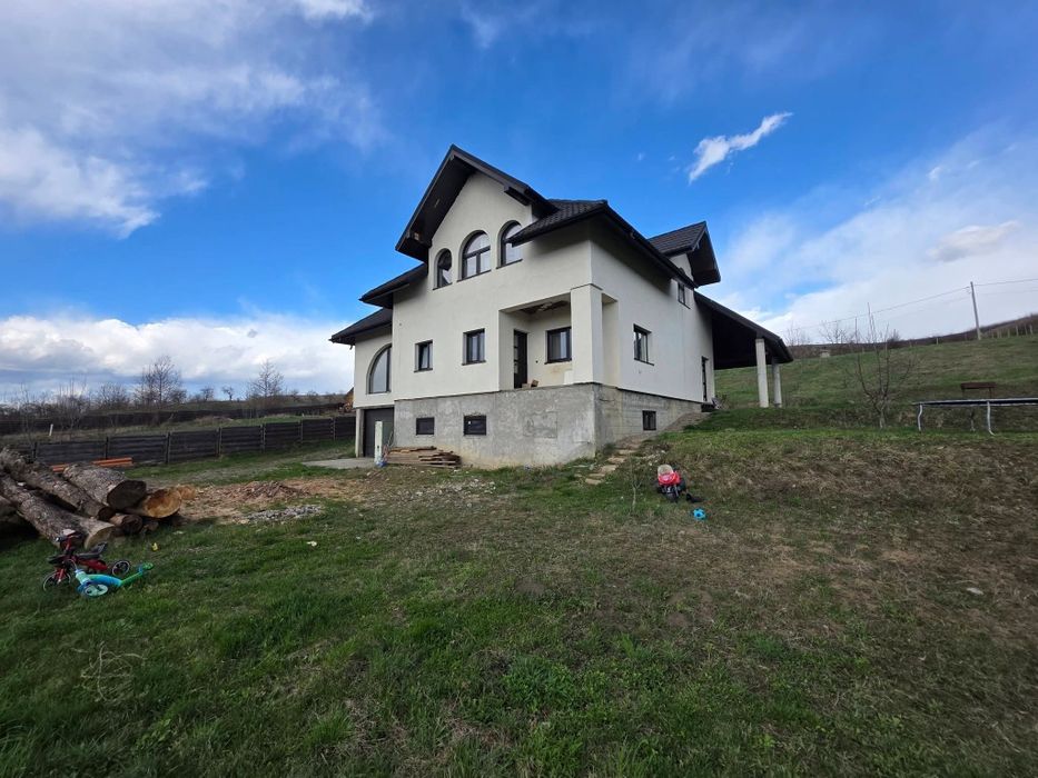 Casă cu teren 5000 mp de vânzare in comuna Bunești jud Suceava