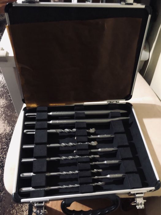 Продавам куфарче с 11 SDS свредла на BOSCH