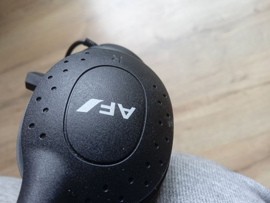 Продавам слушалки.