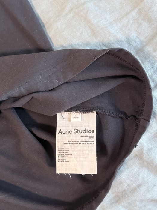 acne studios sprayed logo dark blue/black.Много приятна за носене, дължина околко 73/4см