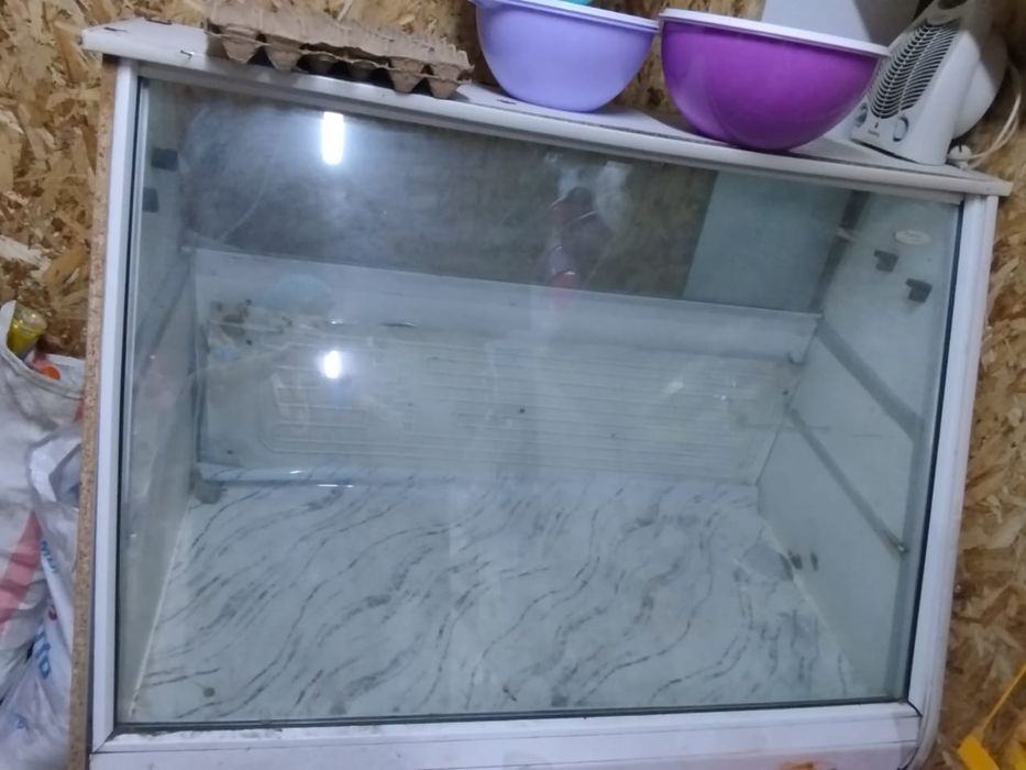 Продам витринных холодильник