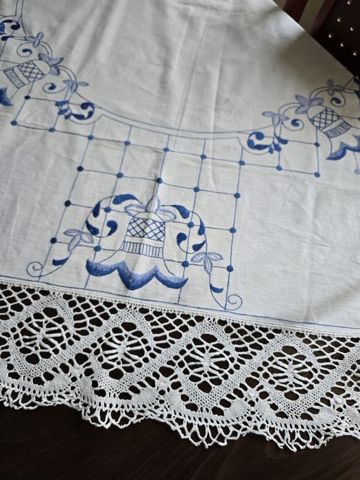 Винтидж ръчно бродирана покривка