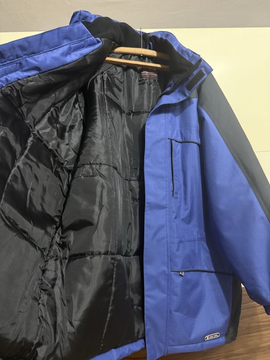 Vând Geaca Impermiabilă