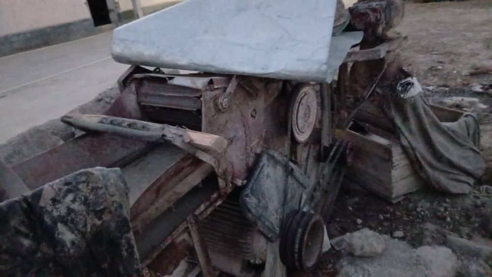 Drabilka Yem tegirmon sotiladi ishlab turibdi turli xildagi donlarni c