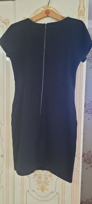 Sarafan negru,cu aplicatie de pietre