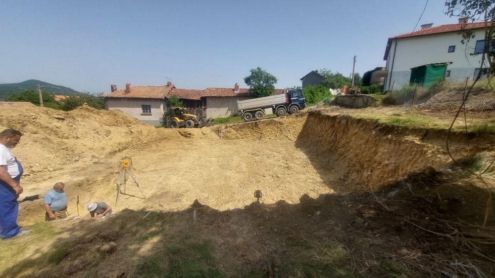 Услуги с фугорез,свредел,комбинирани багери и камион четириос самосвал