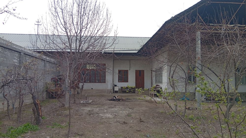 Уй сотилади 6 сотик 6 хона