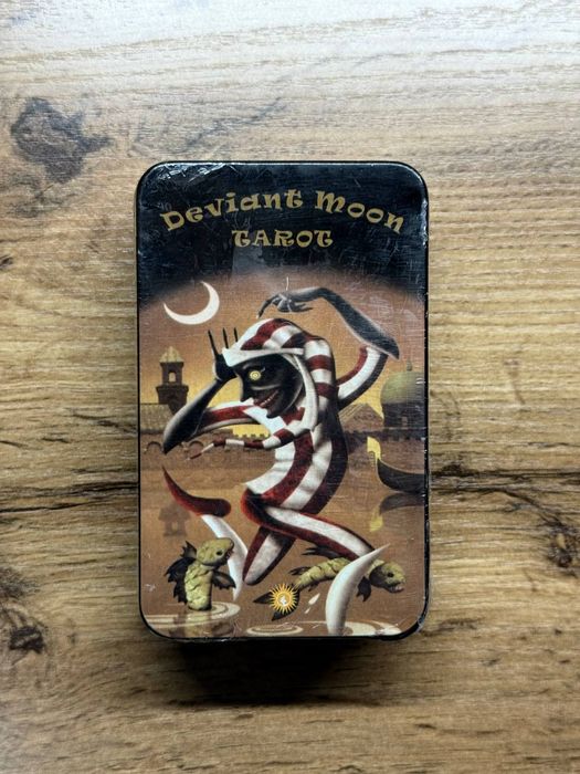 Карты Таро в металлической коробке