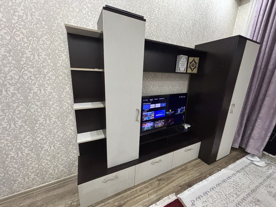 Телевизор и шкаф для гостиной