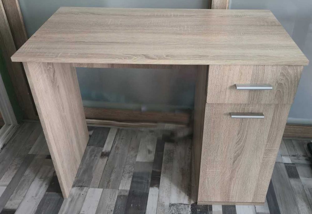 2 ученичешки бюра в отлично състояние. Размери Ш 100, В 70, Д60.