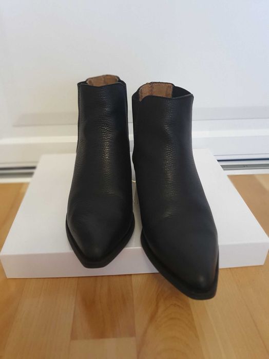 Ghete negre de piele