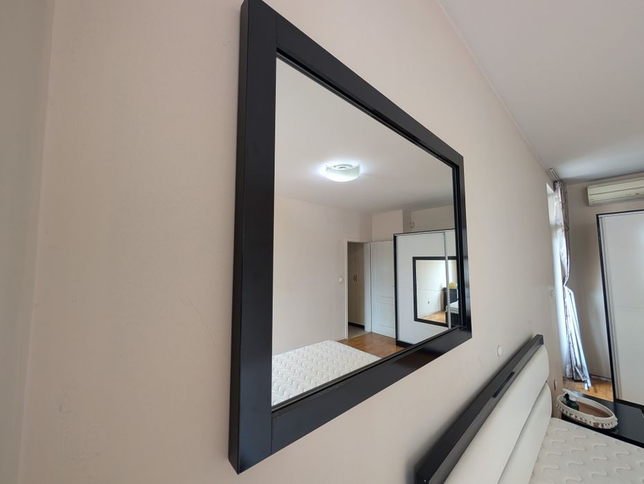 Спалня с две нощни шкафчета, скрин, огледало и гардероб