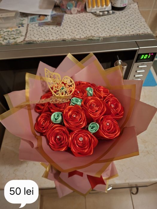 Buchete de trandafiri din satin