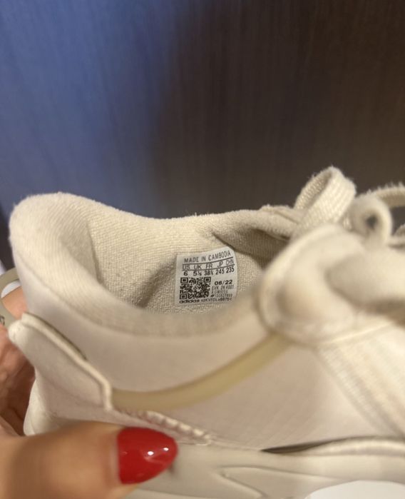 Оригинални дамски маратонки Adidas Ozweego и сребристи Puma.