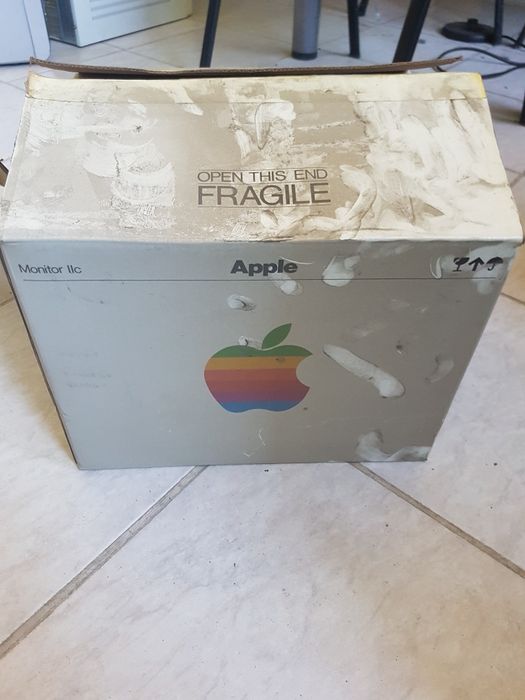 Продават се кутии от Apple устройства