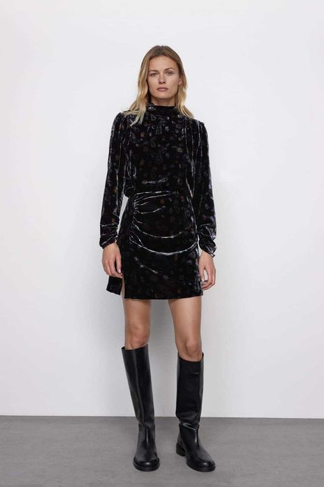 Кадифена черна рокля с интересен гръб и десен Zara M L