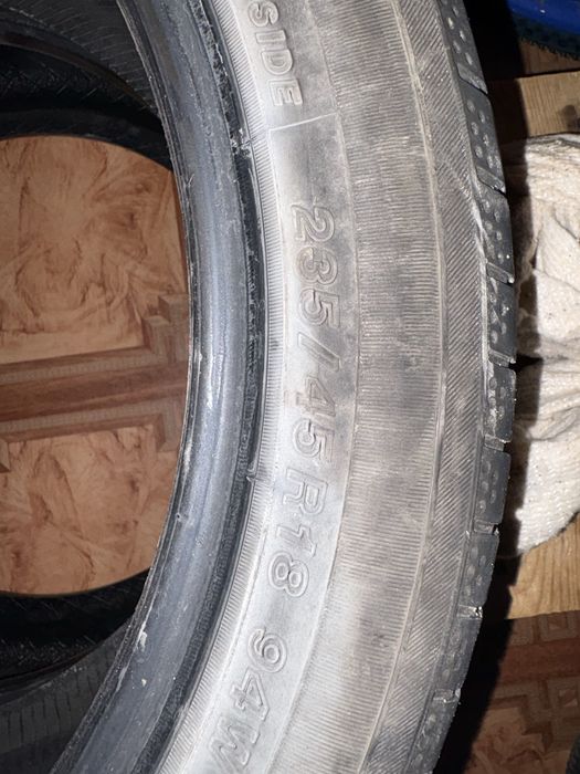 Продам 2 шт шины срочно R18