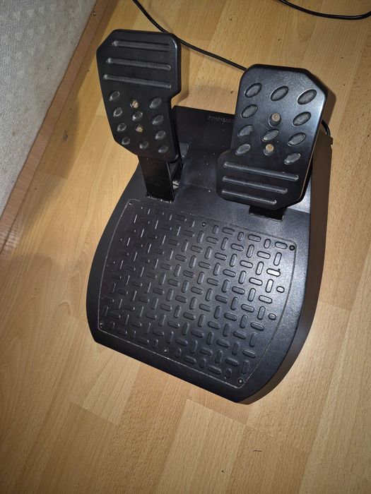Геймърски волан с педали Thrustmaster Ferrari Racing Wheel