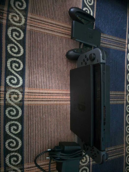 Nintendo Switch V2 + Zelda Breath of the Wild + Dock