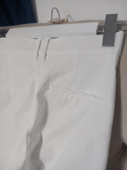 Blugi albi elastici evazati cu talie inalta măsură S Zara noi