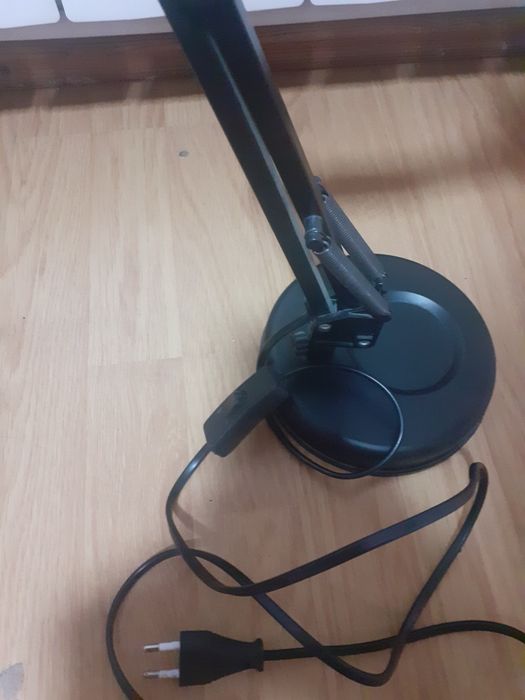 Lampa cu brat oscilant