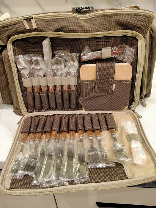 Сумка холодильник с набором посуды.