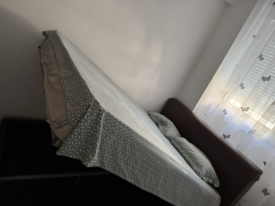 Pat de mijloc in stare foarte buna cu saltea inclusa