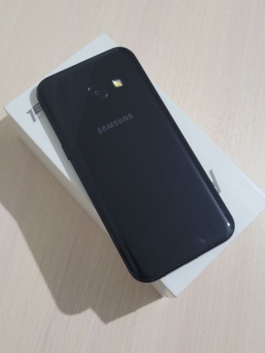 Продаю Samsung A3 (2017)