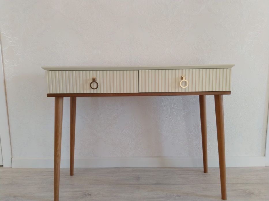 Столик туалетный, пуфик, зеркало