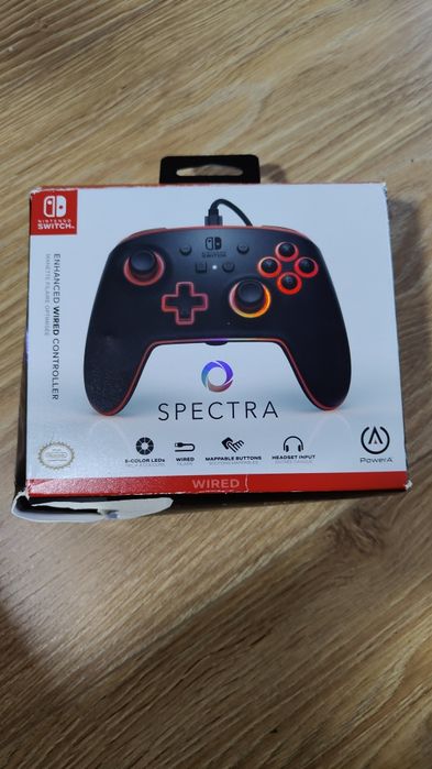 Controler cu fir PowerA Spectra Enhanced pentru Nintendo Switch.
