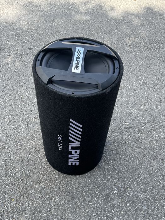 subwoofer auto detin si statia