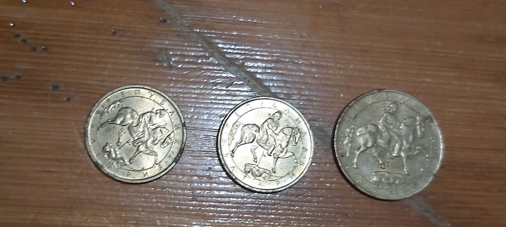 Продавам три броя монети от 1 и 5 лева от 1992 година