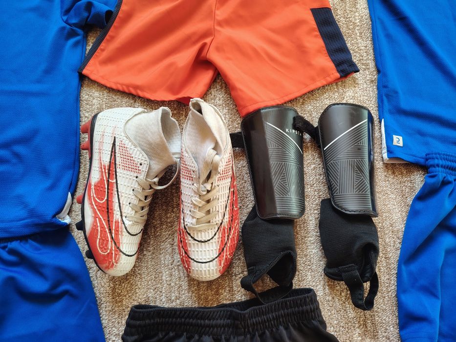 Lot crampoane 32, 2 echipamente forbal, aparatori