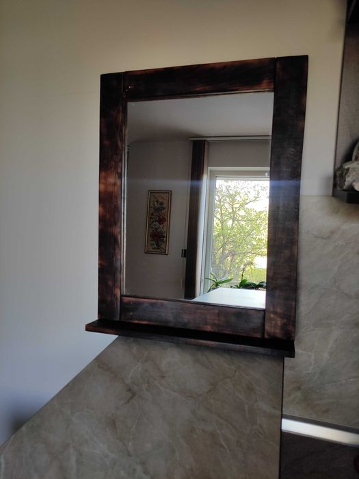 Огледало с дървена рамка