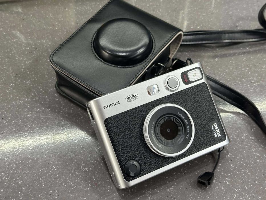 НОВ! Фотоапарат за моментни снимки FUJIFILM MINI EVO