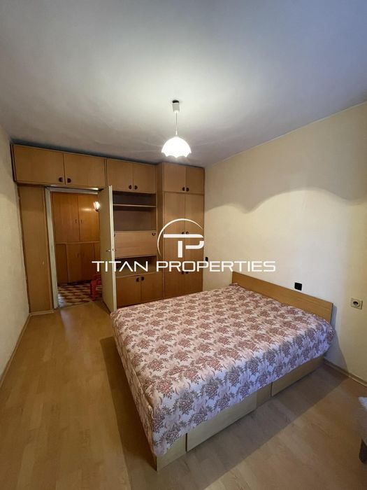 Тристаен, под наем, Център