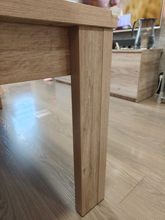 Продавам масивна холна маса